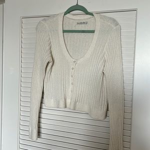 Abercrombie cream cropped sweater Large